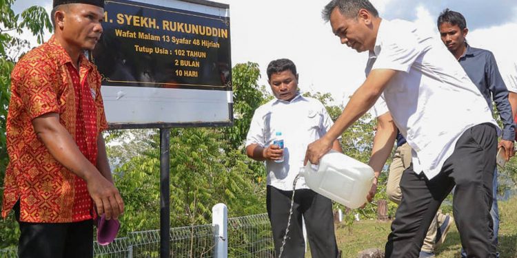 Jangan Lupakan Sejarah, Sihar Wisata Religi ke Titik Nol dan Makam Mahligai di Tapteng Jangan Lupakan Sejarah, Sihar Wisata Religi ke Titik Nol dan Makam Mahligai di Tapteng