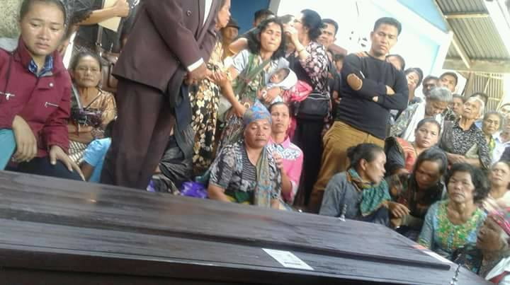Setelah Berputar 3 Kali, Kapal yang Membawa Jenazah Veriona Boru Gultom Berlabuh di Tepian Danau Toba