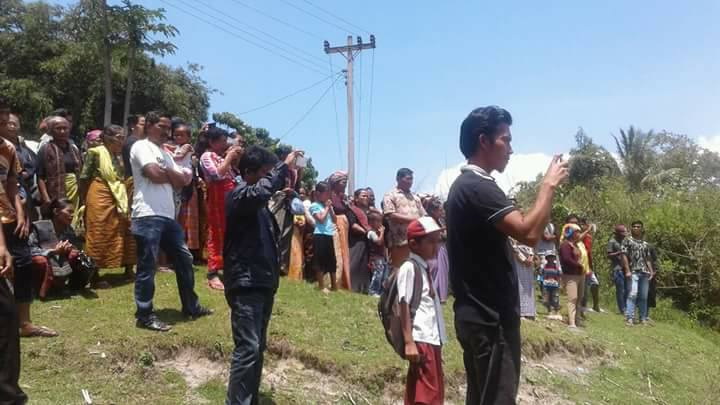Setelah Berputar 3 Kali, Kapal yang Membawa Jenazah Veriona Boru Gultom Berlabuh di Tepian Danau Toba