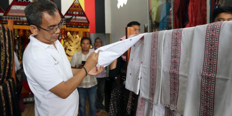 Kunjungi Kampung Kaos Madina, Sihar: Pemerintah Harus Dukung UKM Kunjungi Kampung Kaos Madina, Sihar: Pemerintah Harus Dukung UKM