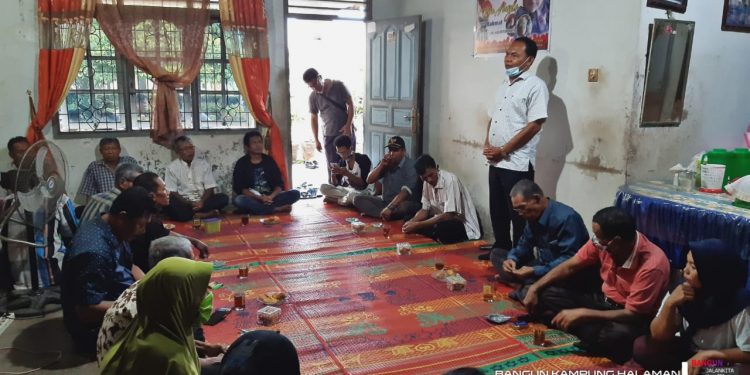 Hujan Deras Tak Halangi TPS Silaturahmi dengan Warga Dolok Hataran Hujan Deras Tak Halangi TPS Silaturahmi dengan Warga Dolok Hataran
