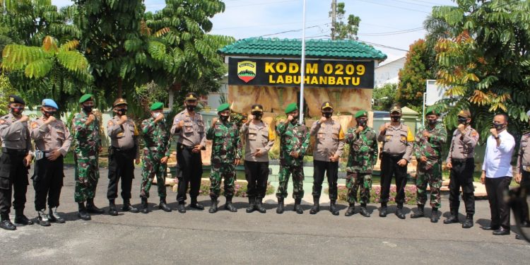 Personil Polres Labuhanbatu Rayakan HUT ke-75 TNI di Makodim 0209/LB Personil Polres Labuhanbatu Rayakan HUT ke-75 TNI di Makodim 0209/LB