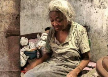 Seorang Nenek yang Alami Kebutaan Tinggal Diantara Himpitan Bangunan. Kondisinya Bikin Netizen Meleleh..
