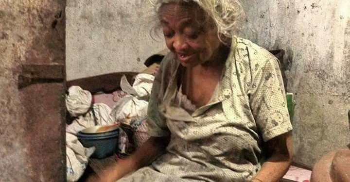 Seorang Nenek yang Alami Kebutaan Tinggal Diantara Himpitan Bangunan. Kondisinya Bikin Netizen Meleleh..