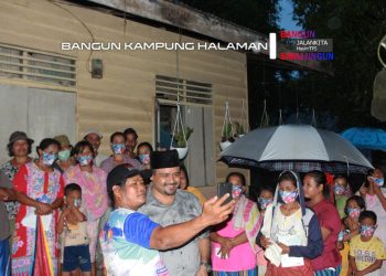 Diguyur Hujan dan Lintasi Jalan ‘Susu Coklat’, Hasim Tetap Semangat Bertemu Warga