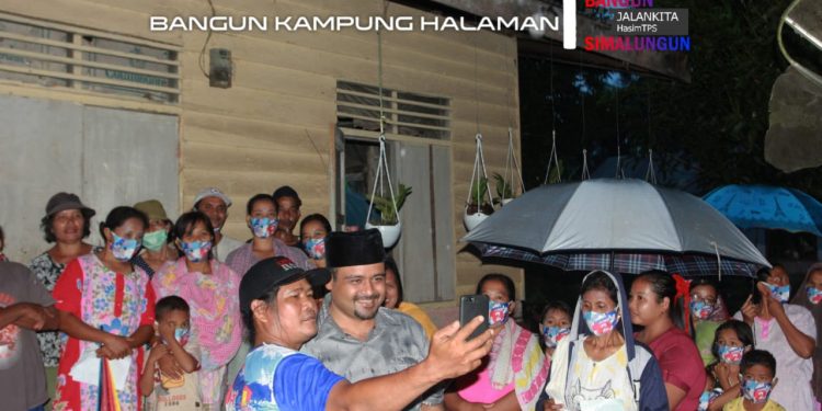 Diguyur Hujan dan Lintasi Jalan ‘Susu Coklat’, Hasim Tetap Semangat Bertemu Warga