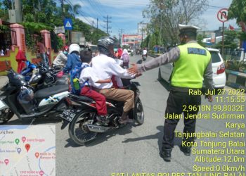 Demi Kelancaran Lalu Lintas Saat Jam Pulang Sekolah Satlantas Polres Tanjungbalai Laksanakan Kegiatan Pengamanan dan Gatur Lalin