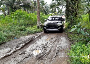 Ban Mobil Terperosok ke Jalan Berlumpur, TPS Jalan Kaki Temui Warga Nagori Gunung Serawan
