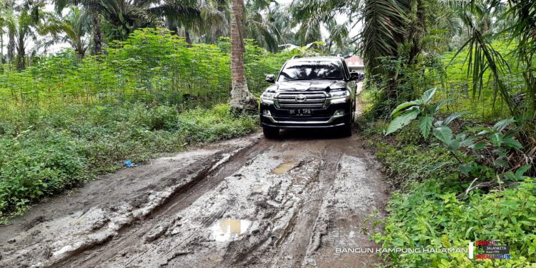 Ban Mobil Terperosok ke Jalan Berlumpur, TPS Jalan Kaki Temui Warga Nagori Gunung Serawan Ban Mobil Terperosok ke Jalan Berlumpur, TPS Jalan Kaki Temui Warga Nagori Gunung Serawan