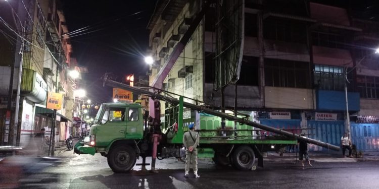 Pemko Siantar Tertibkan Tiang Reklame Tak Berizin di Pusat Kota Pemko Siantar Tertibkan Tiang Reklame Tak Berizin di Pusat Kota
