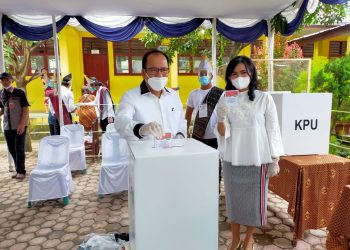 Asner Silalahi dan Istri Gunakan Hak Pilihnya di TPS 5 Jalan Laguboti