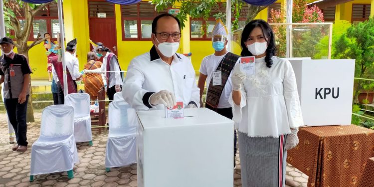 Asner Silalahi dan Istri Gunakan Hak Pilihnya di TPS 5 Jalan Laguboti