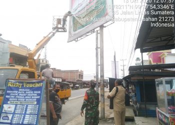 Personel Gabungan Jajaran Kodim 0208/Asahan Laksanakan Eksekusi Spanduk Serta Baliho Yang Terpasang "liar" dan Langgar Zona