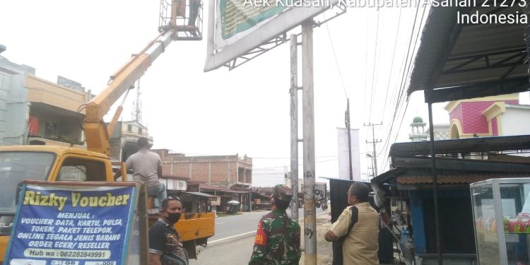 Personel Gabungan Jajaran Kodim 0208/Asahan Laksanakan Eksekusi Spanduk Serta Baliho Yang Terpasang "liar" dan Langgar Zona Personel Gabungan Jajaran Kodim 0208/Asahan Laksanakan Eksekusi Spanduk Serta Baliho Yang Terpasang "liar" dan Langgar Zona