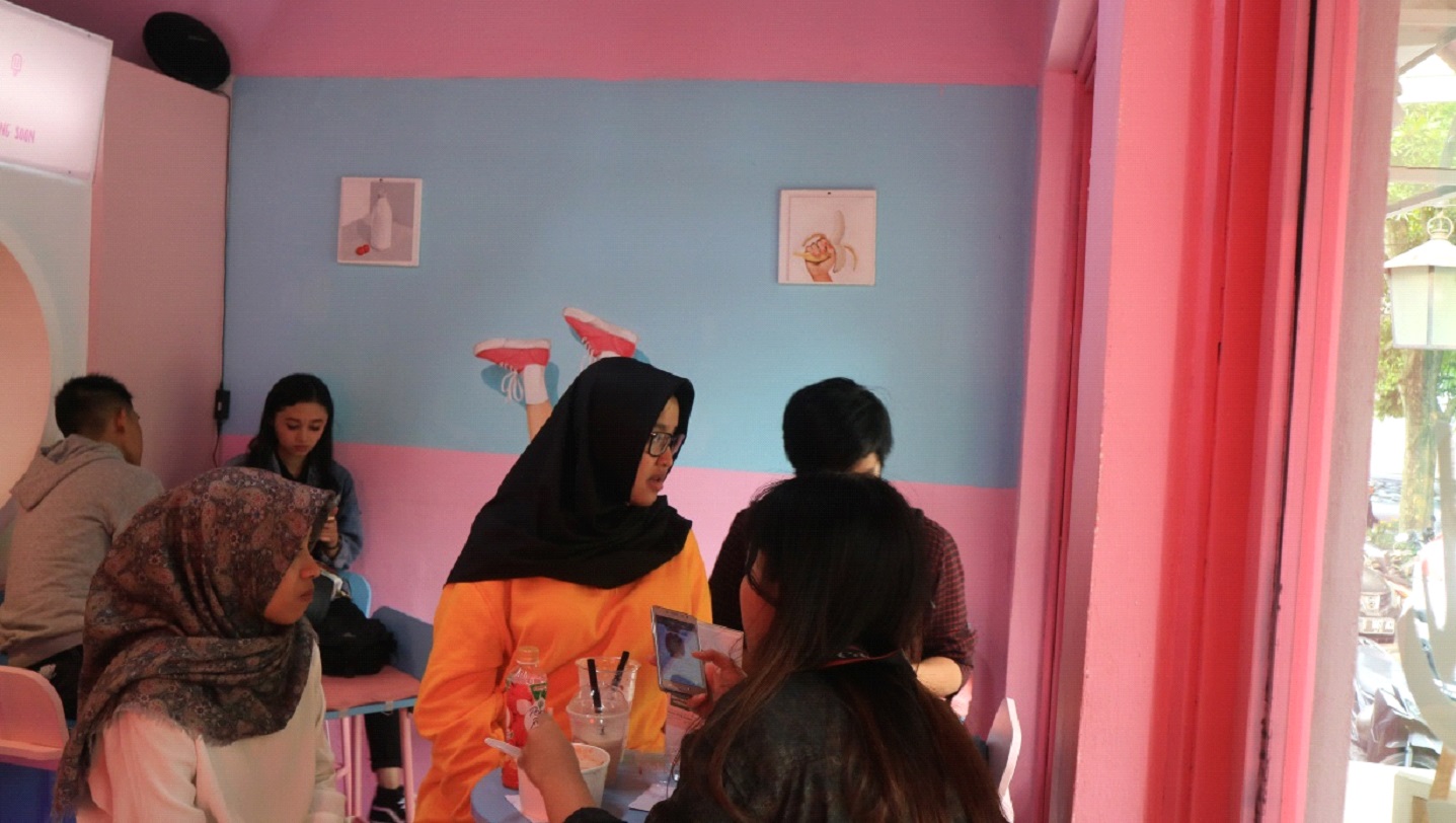 Warna-warni Memikat di Kafe Pecinta Yoghurt, Dipa Junction Bandung