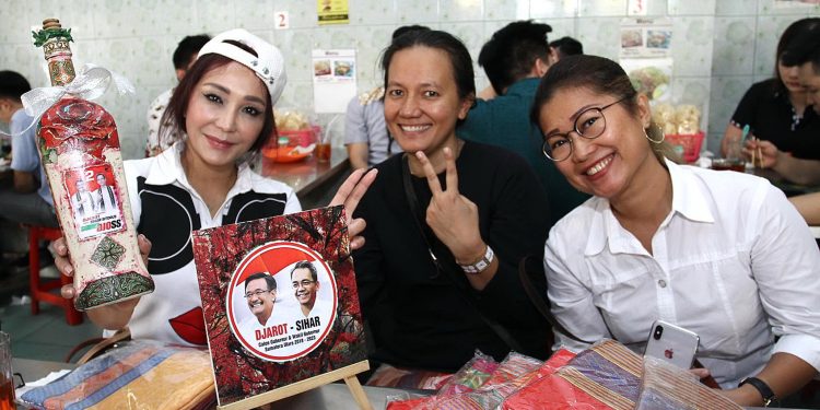 Istri Sihar Borong Produk Kreatif UKM Sumut untuk Diperkenalkan ke Jakarta Istri Sihar Borong Produk Kreatif UKM Sumut untuk Diperkenalkan ke Jakarta