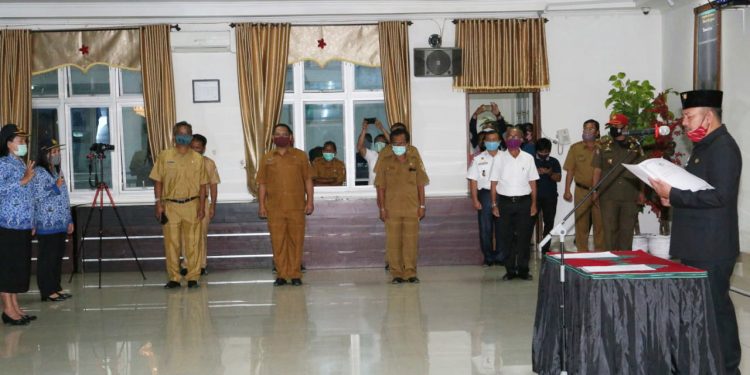 Bupati Taput Lantik 30 Orang Pejabat Pemkab Bupati Taput Lantik 30 Orang Pejabat Pemkab
