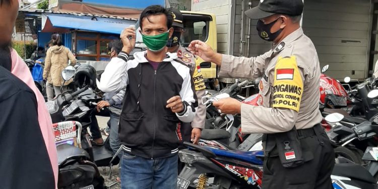 Polsek Caringin Lakukan Patroli Bermasker