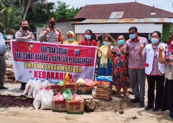 Kapolsek Perdagangan Bantu Korban Kebakaran di Marihat Bandar