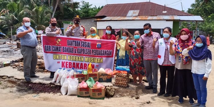 Kapolsek Perdagangan Bantu Korban Kebakaran di Marihat Bandar