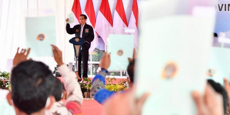 Presiden Jokowi Serahkan 22.007 Sertifikat Hak Atas Tanah di Humbang Hasundutan Presiden Jokowi Serahkan 22.007 Sertifikat Hak Atas Tanah di Humbang Hasundutan