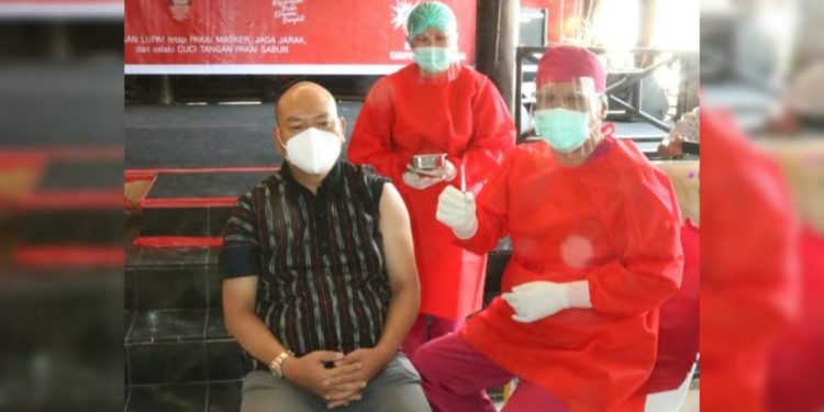 Bupati Nikson Nababan Penerima Suntikan Perdana Vaksin Covid-19 di Taput Bupati Nikson Nababan Penerima Suntikan Perdana Vaksin Covid-19 di Taput
