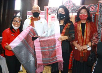 Dekranasda Taput "Tarik" Ulos ke Jakarta Fashion Week dan Internasional Fashion Week