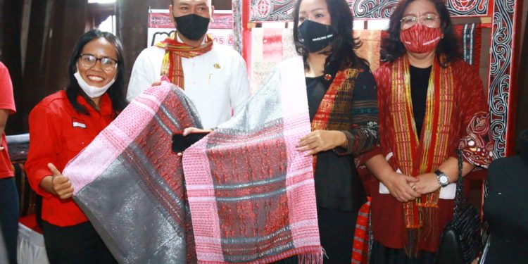 Dekranasda Taput "Tarik" Ulos ke Jakarta Fashion Week dan Internasional Fashion Week