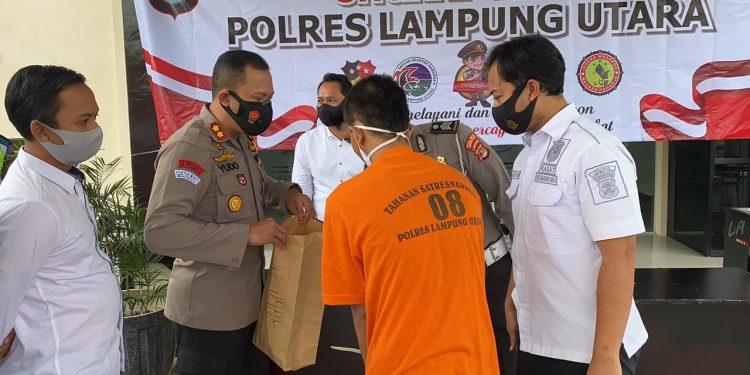 Lempar Mobil Polisi dengan Batu, Seorang Remaja Pria Diciduk Lempar Mobil Polisi dengan Batu, Seorang Remaja Pria Diciduk