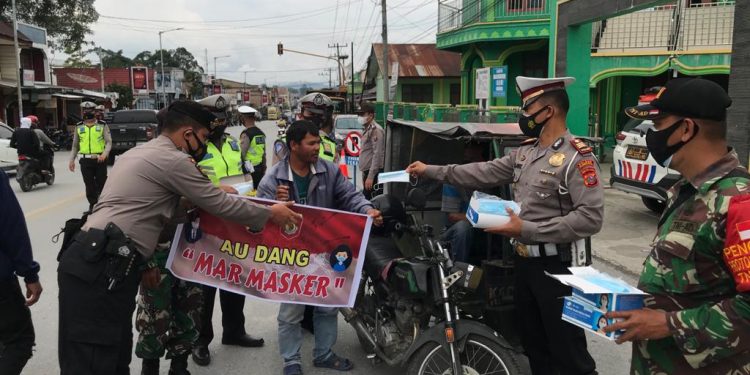 TNI-Polri Dirikan Posko Pelayanan Prima Pencegahan Penularan Covid-19 di Dolok Sanggul TNI-Polri Dirikan Posko Pelayanan Prima Pencegahan Penularan Covid-19 di Dolok Sanggul