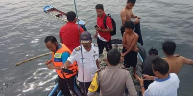 Perahu Berpenumpang 4 Siswa SMKN 1 Nainggolan Terbalik di Danau Toba