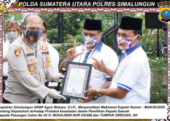 Kapolres Simalungun Serahkan Maklumat Kapolri agar Patuhi Protokol Kesehatan kepada Paslon Bupati
