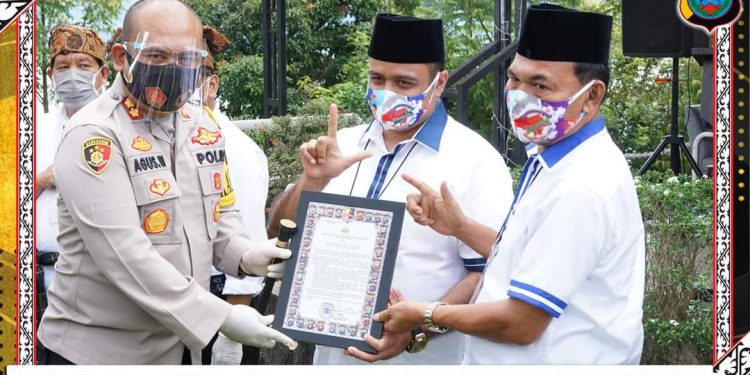 Kapolres Simalungun Serahkan Maklumat Kapolri agar Patuhi Protokol Kesehatan kepada Paslon Bupati