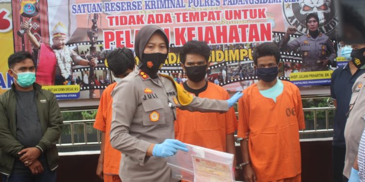 Rizky Harahap dan Wardani Nasution Dijambret, Tiga Pelaku Ditangkap dari Persembunyiannya Rizky Harahap dan Wardani Nasution Dijambret, Tiga Pelaku Ditangkap dari Persembunyiannya