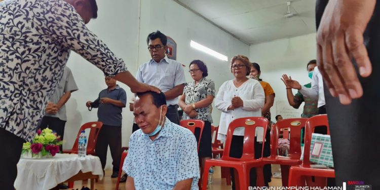 Didoakan Pendeta dan Jemaat GBI Sungai Jordan, TPS Meneteskan Air Mata Didoakan Pendeta dan Jemaat GBI Sungai Jordan, TPS Meneteskan Air Mata
