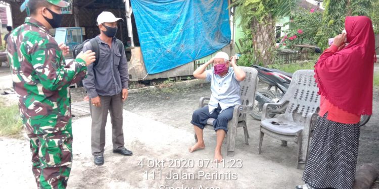 Jajaran Kodim 0208/Asahan Himbau Pemilik Kios Agar Menerapkan Protokol Kesehatan Jajaran Kodim 0208/Asahan Himbau Pemilik Kios Agar Menerapkan Protokol Kesehatan