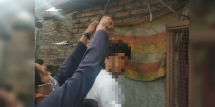 Reviani Marbun Menjerit Histeris, Anaknya Imanuel Manik Ditemukan Tewas Tergantung Reviani Marbun Menjerit Histeris, Anaknya Imanuel Manik Ditemukan Tewas Tergantung