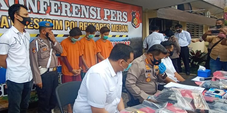 Zulham Tewas Dipukuli Geng Motor, Diseret lalu Dikencingi Zulham Tewas Dipukuli Geng Motor, Diseret lalu Dikencingi
