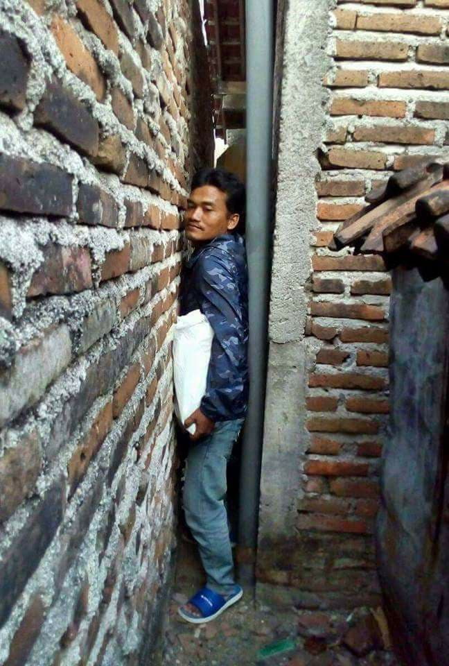 Seorang Nenek yang Alami Kebutaan Tinggal Diantara Himpitan Bangunan. Kondisinya Bikin Netizen Meleleh..