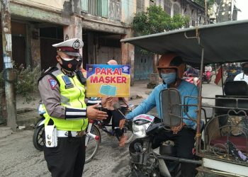 Polres Tanjungbalai Pasangi Stiker 'Ayo Pakai Masker' Sosialisasi Prokes
