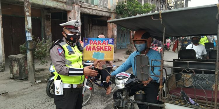 Polres Tanjungbalai Pasangi Stiker 'Ayo Pakai Masker' Sosialisasi Prokes