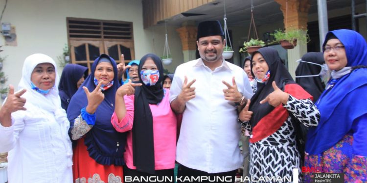Bang Hasim dan Ibu-ibu Bernyanyi Bersama: Cuma Kamu Sayangku di Dunia ini Bang Hasim dan Ibu-ibu Bernyanyi Bersama: Cuma Kamu Sayangku di Dunia ini