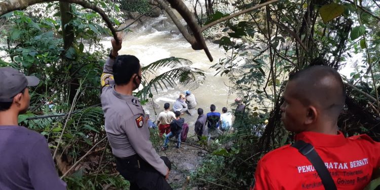 Adi Lolo Angkat Hanyut di Sungai Lae Simbolon, Pemuda Batak Bersatu dan Tim SAR Masih Lakukan Pencarian Adi Lolo Angkat Hanyut di Sungai Lae Simbolon, Pemuda Batak Bersatu dan Tim SAR Masih Lakukan Pencarian
