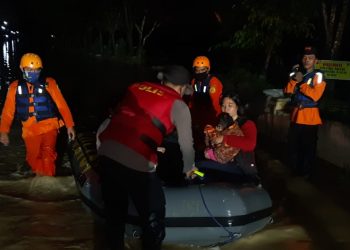 Basarnas Medan Evakuasi Warga Perumahan De Flamboyan yang Terdampak Banjir