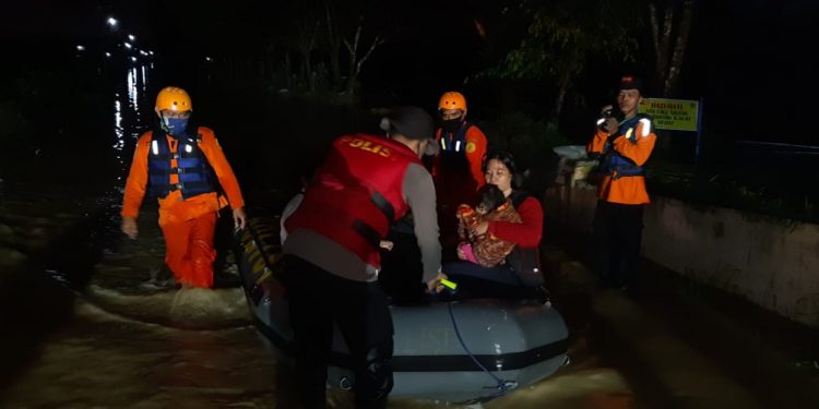 Basarnas Medan Evakuasi Warga Perumahan De Flamboyan yang Terdampak Banjir Basarnas Medan Evakuasi Warga Perumahan De Flamboyan yang Terdampak Banjir