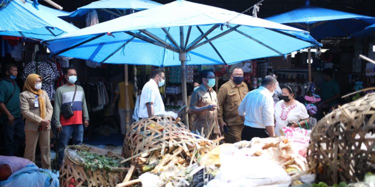 Asisten II Pemko Siantar dan Pimpinan OPD Tinjau Pasar Horas, Imbau Pedagang Jaga Kebersihan Asisten II Pemko Siantar dan Pimpinan OPD Tinjau Pasar Horas, Imbau Pedagang Jaga Kebersihan