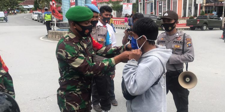 Team Gabungan TNI, Polri, Satpol PP dan Dinas Kesehatan Taput Gelar Operasi Yustisi Covid -19