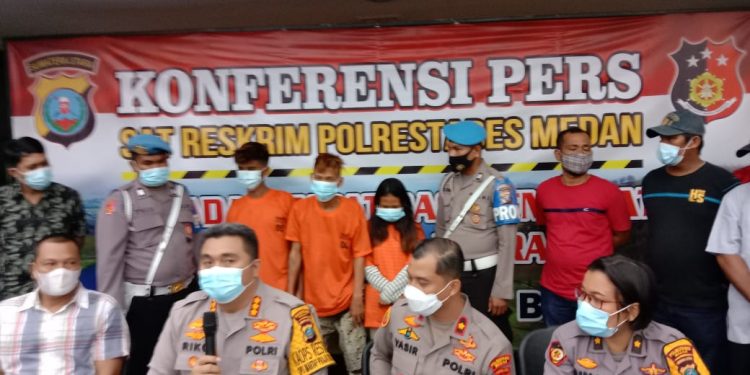 Diajak Berhubungan Seks di Ladang Jambu lewat Chat Facebook, Setelah Bertemu Diberi 42 Tusukan Diajak Berhubungan Seks di Ladang Jambu lewat Chat Facebook, Setelah Bertemu Diberi 42 Tusukan