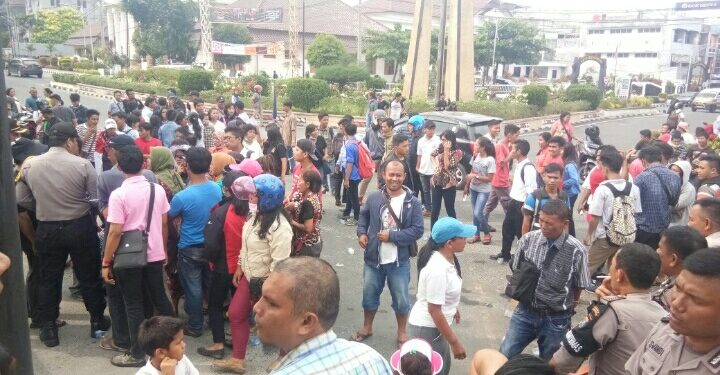Massa Aksi Balimpel Datangi Polres Siantar, Minta Rekannya Dibebaskan