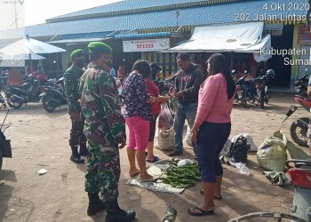 Anggota Kodim 0208/Asahan Koramil 02/Air Putih Lakukan Pengawasan Prokes Terhadap Pedagang Dan Pembeli Di Pajak Delima